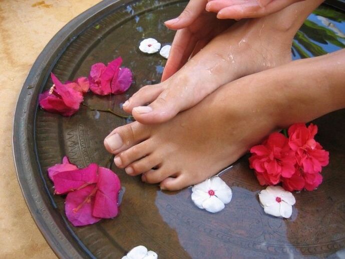Apple Cider Vinegar Baths to Treat Toenail Fungus
