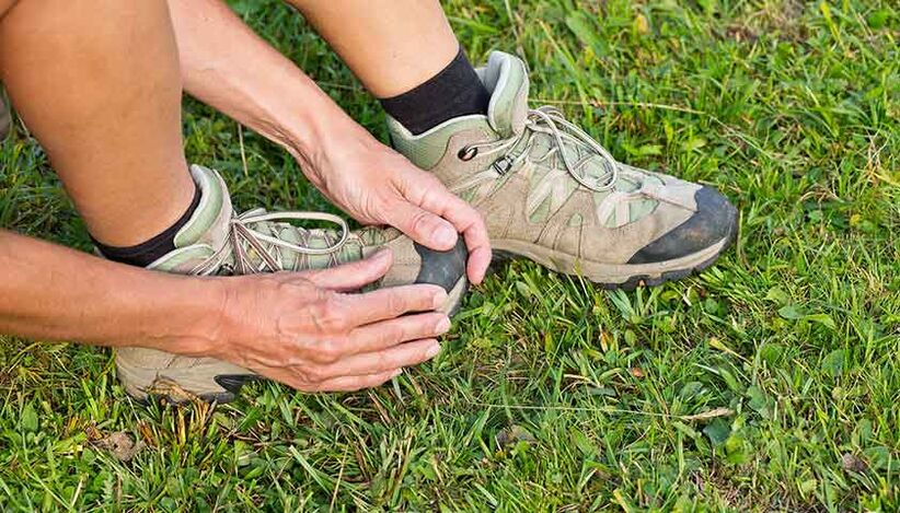 People with foot fungus experience pain and difficulty walking