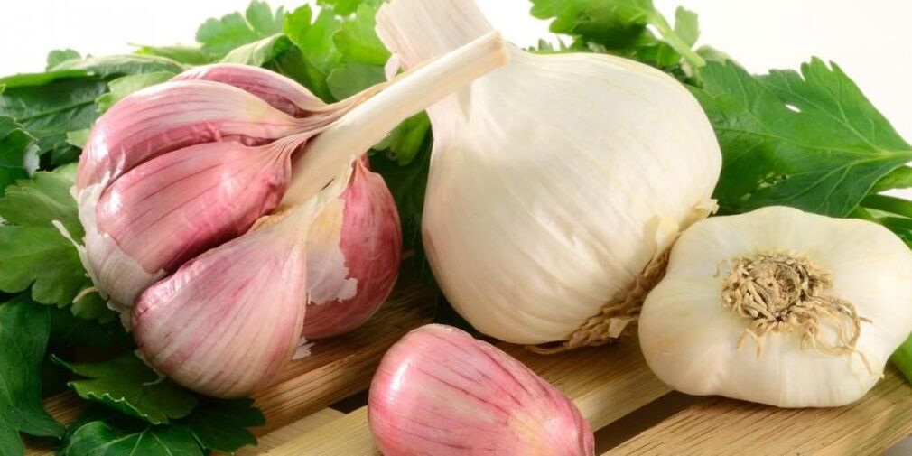 Treat onychomycosis with garlic